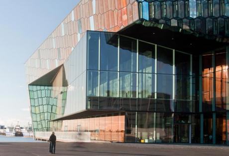 Harpa Concert Hall de Islandia, un edificio tan cambiante durante el día como representativo del lugar