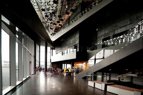 Harpa Concert Hall de Islandia, un edificio tan cambiante durante el día como representativo del lugar