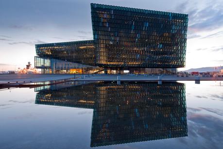 Harpa Concert Hall de Islandia, un edificio tan cambiante durante el día como representativo del lugar