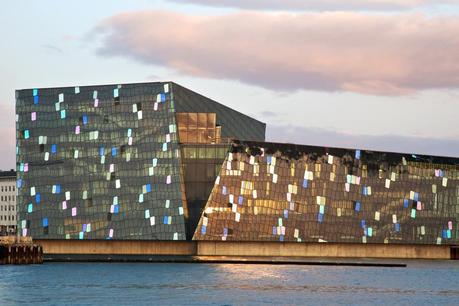 Harpa Concert Hall de Islandia, un edificio tan cambiante durante el día como representativo del lugar