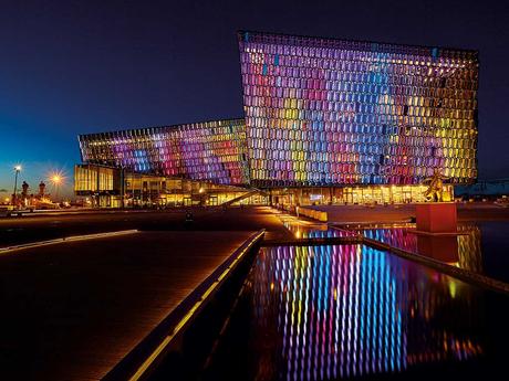 Harpa Concert Hall de Islandia, un edificio tan cambiante durante el día como representativo del lugar