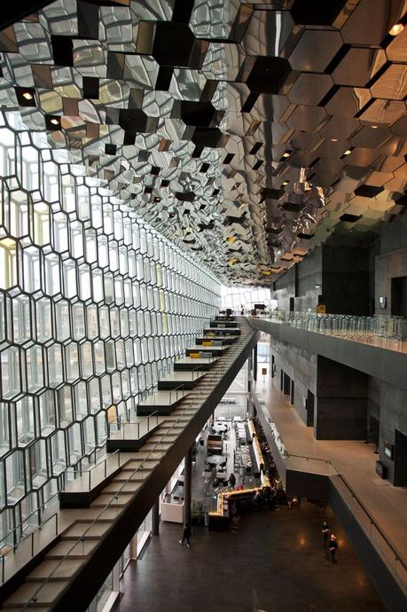 Harpa Concert Hall de Islandia, un edificio tan cambiante durante el día como representativo del lugar