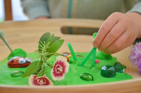 Pequeño mundo de insectos: una invitación para jugar en edad preescolar