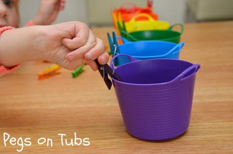 5 divertidas actividades de motricidad fina para niños pequeños y preescolares.  Fácil de configurar y divertido de jugar, ¡a los niños les encantarán!