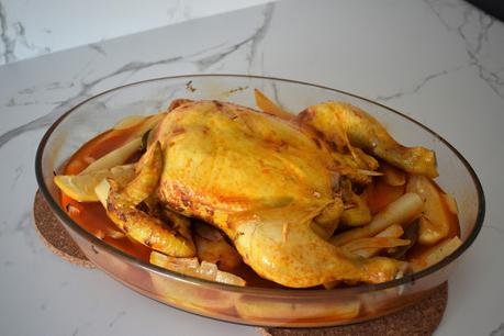 Pollo asado con pimentón y patatas al horno