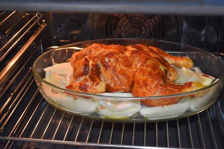 Pollo asado con pimentón y patatas al horno