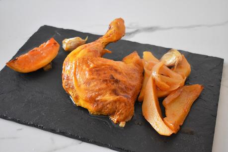 Pollo asado con pimentón y patatas al horno