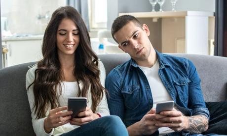 De estas formas puedes proteger tu móvil de ojos y oídos indiscretos