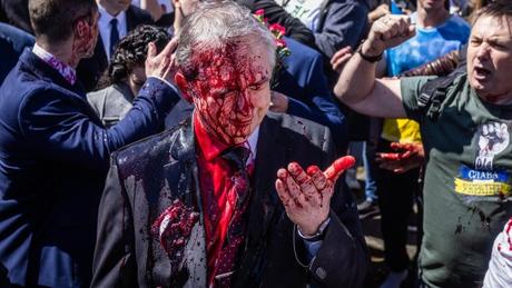 Embajador ruso es atacado con pintura roja en Polonia durante la conmemoración del Día de la Victoria