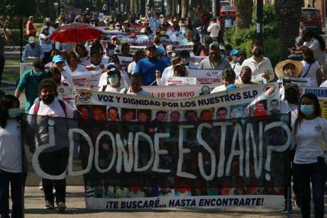 (Galería) Madres de desaparecidos realizan marcha en el Centro Histórico