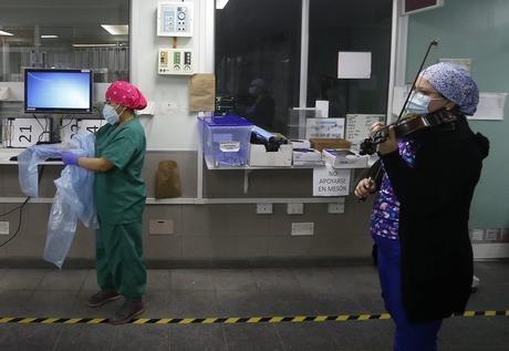 Enfermera toca el violín para pacientes con Covid-19 en Chile