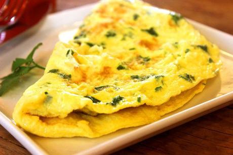tortilla francesa con hojas verdes
