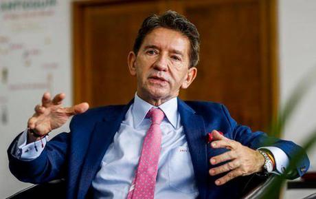 Luis Pérez se retira de la candidatura presidencial de Colombia