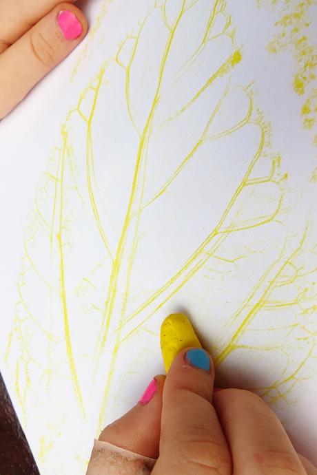 Ideas de arte para niños: crayones resistentes a calcos de hojas de acuarela