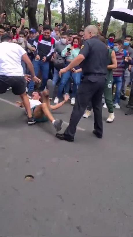 (Video) Profesor y alumno del IPN se enfrentan a golpes