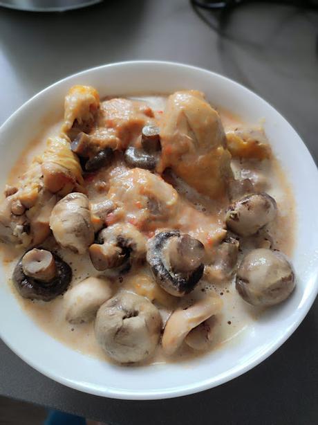 POLLO EN SALSA CON CHAMPIÑONES
