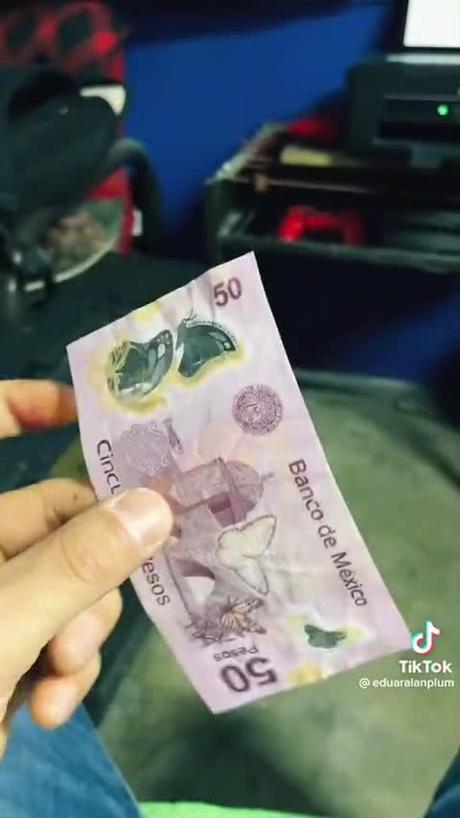 (video) Le dan un billete falso con la cara de Juan Gabriel