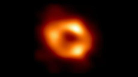 Revelan la primera imagen de un agujero negro supermasivo en el centro de nuestra galaxia