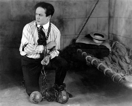 harry-houdini-en-una-foto-tomada-en-1919_c28d5473_1280x1029 Harry Houdini