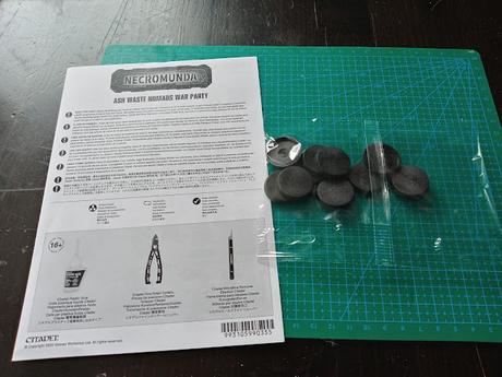 Foto- unboxing de la caja de banda de los Ash Waste Nomads de Necromunda Foto- unboxing de la caja de banda de los Ash Waste Nomads de Necromunda