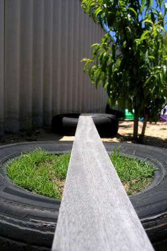 Juego al aire libre: viga de equilibrio fácil de hacer en el patio trasero Juego al aire libre: viga de equilibrio fácil de hacer en el patio trasero