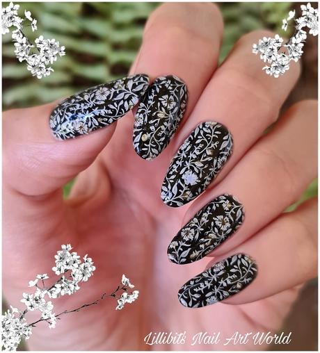 Manicura a juego con falda de florecillas