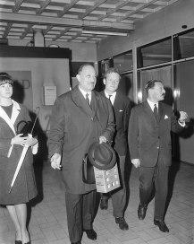 800px-Aankomst_dr._S._Wiesenthal_op_Schiphol,_dr._S._Wiesenthal_(kop),_Bestanddeelnr_917-7626 Simon Wiesenthal