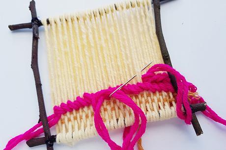 Marco de ramitas de bricolaje. Ideal para preadolescentes y adolescentes. 375 Tutorial de tejido en un marco de ramita paso 12