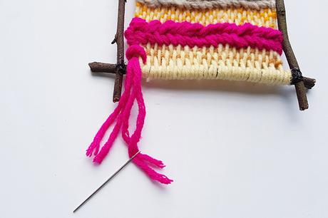 Marco de ramitas de bricolaje. Ideal para preadolescentes y adolescentes. 387 Tutorial de tejido en un marco de ramita paso 19