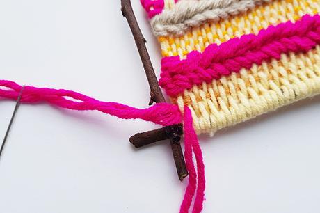 Marco de ramitas de bricolaje. Ideal para preadolescentes y adolescentes. 383 Tutorial de tejido en un marco de ramita paso 17