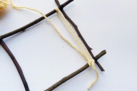 Marco de ramitas de bricolaje. Ideal para preadolescentes y adolescentes. 359 Tutorial de tejido en un marco de ramita, paso 4