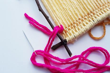 Marco de ramitas de bricolaje. Ideal para preadolescentes y adolescentes. 369 Tutorial de tejido en un marco de ramita paso 9