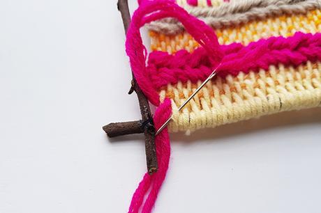 Marco de ramitas de bricolaje. Ideal para preadolescentes y adolescentes. 385 Tutorial de tejido en un marco de ramita paso 18