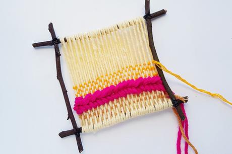 Marco de ramitas de bricolaje. Ideal para preadolescentes y adolescentes. 377 Tutorial de tejido en un marco de ramita paso 13