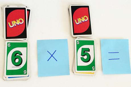 Juegos de matemáticas para niños: Uno Flip para tablas de multiplicar y ecuaciones