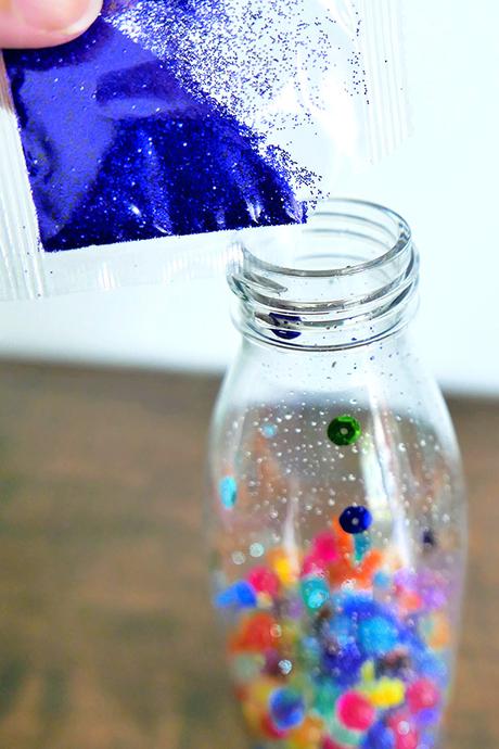 ¡Botella sensorial de dinosaurio que brilla! Perfecto para los fans de Mini Dino. 471 Idea de botella sensorial de dinosaurio