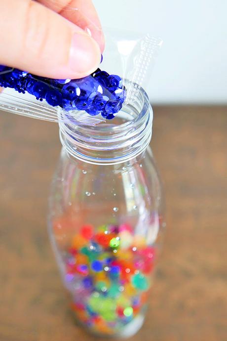 ¡Botella sensorial de dinosaurio que brilla! Perfecto para los fans de Mini Dino. 469 Tutorial de botella sensorial de dinosaurio DIY