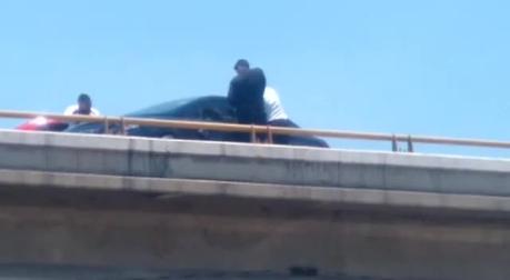 (video) Hombres armados amagan automovilista y detienen tráfico en la 57