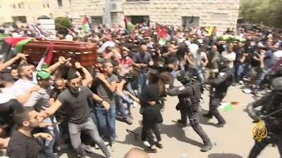 Miles de palestinos despiden a la periodista asesinada en la brutal represión israelí.