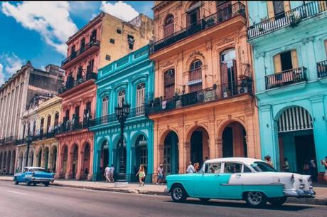 Estados Unidos restablece los vuelos a Cuba y elimina los límites a las remesas