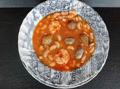 Alubias con gambas, langostinos y almejas