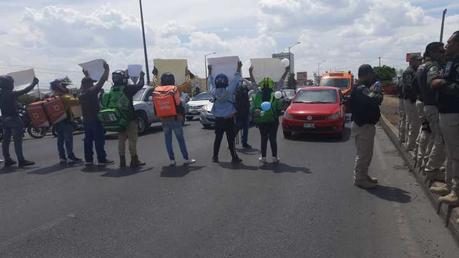 Manifestación en la Carretera 57 po el asesinado de conductor de InDriver en Soledad