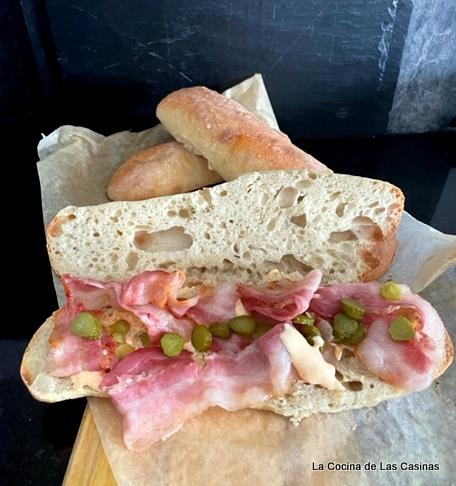 Bocadillo de Panceta, Pepinillos con Mayonesa de Sriracha en Pan de Cristal Bocadillo de Panceta, Pepinillos con Mayonesa de Sriracha en Pan de Cristal