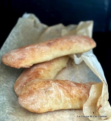 Bocadillo de Panceta, Pepinillos con Mayonesa de Sriracha en Pan de Cristal Bocadillo de Panceta, Pepinillos con Mayonesa de Sriracha en Pan de Cristal