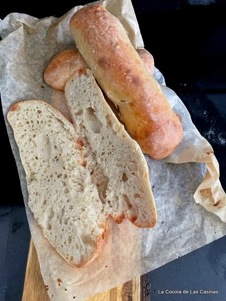 Bocadillo de Panceta, Pepinillos con Mayonesa de Sriracha en Pan de Cristal Bocadillo de Panceta, Pepinillos con Mayonesa de Sriracha en Pan de Cristal
