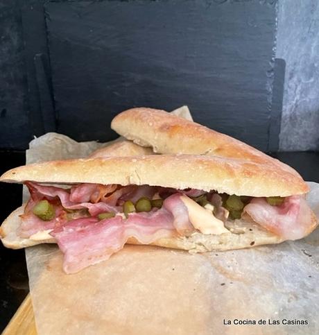 Bocadillo de Panceta, Pepinillos con Mayonesa de Sriracha en Pan de Cristal