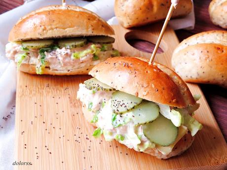 Sándwich con atún, encutidos y queso