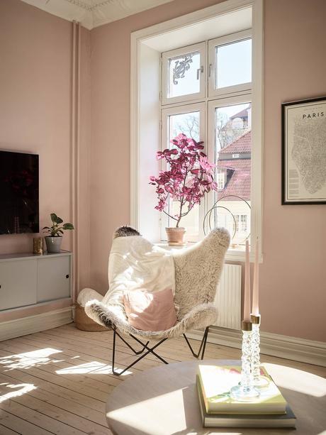 delikatissen scandi pink decor scandi cozy scandi apartment salón rosa rosa palo pink living room pink decor pared rosa decorar con colores decoración rosa viejo  