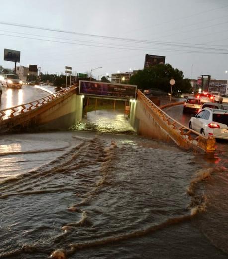 Intensas lluvias en la capital potosina provocan encharcamientos
