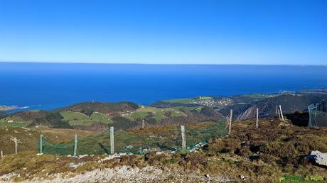 Vista hacia la costa de Cudillero desde el Pico Paradiella